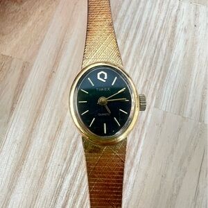 Vintage Timex T cell ladies oval black dial bracelet watch NEW BATTERY